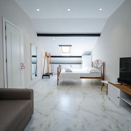 City Center Hideout - Studio Apartment Тирана Экстерьер фото