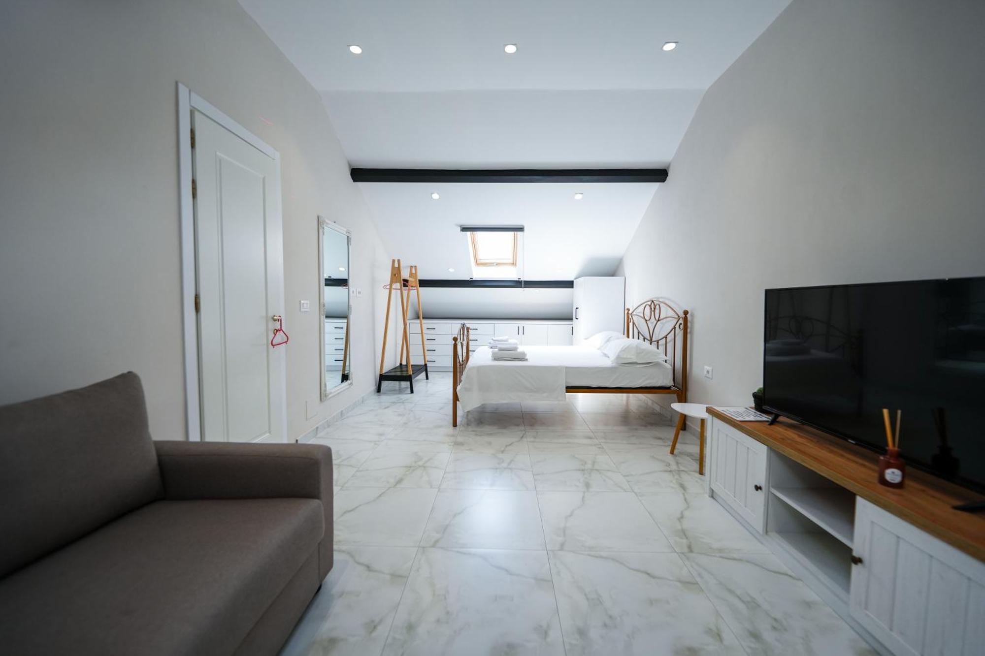 City Center Hideout - Studio Apartment Тирана Экстерьер фото