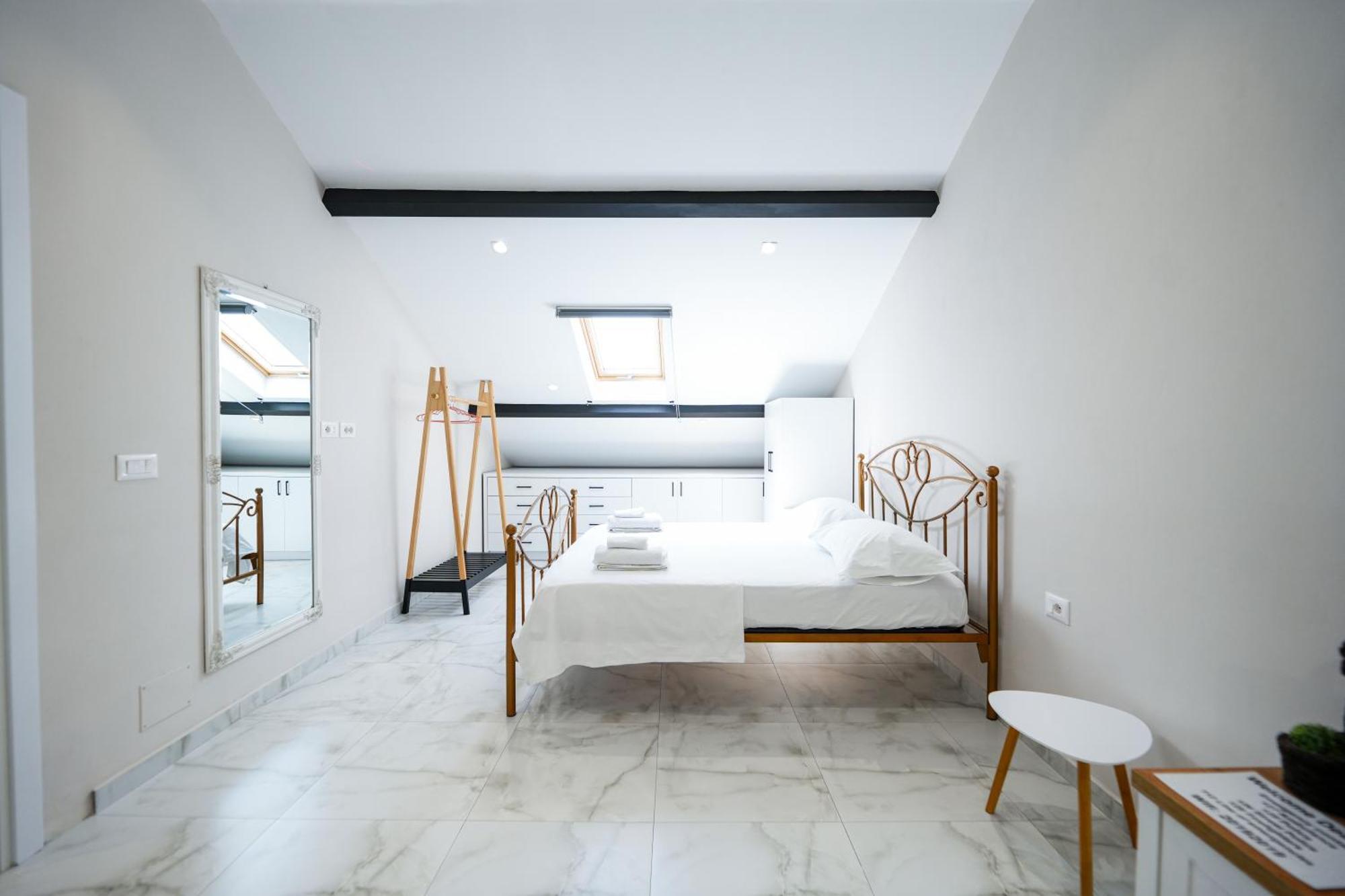 City Center Hideout - Studio Apartment Тирана Экстерьер фото