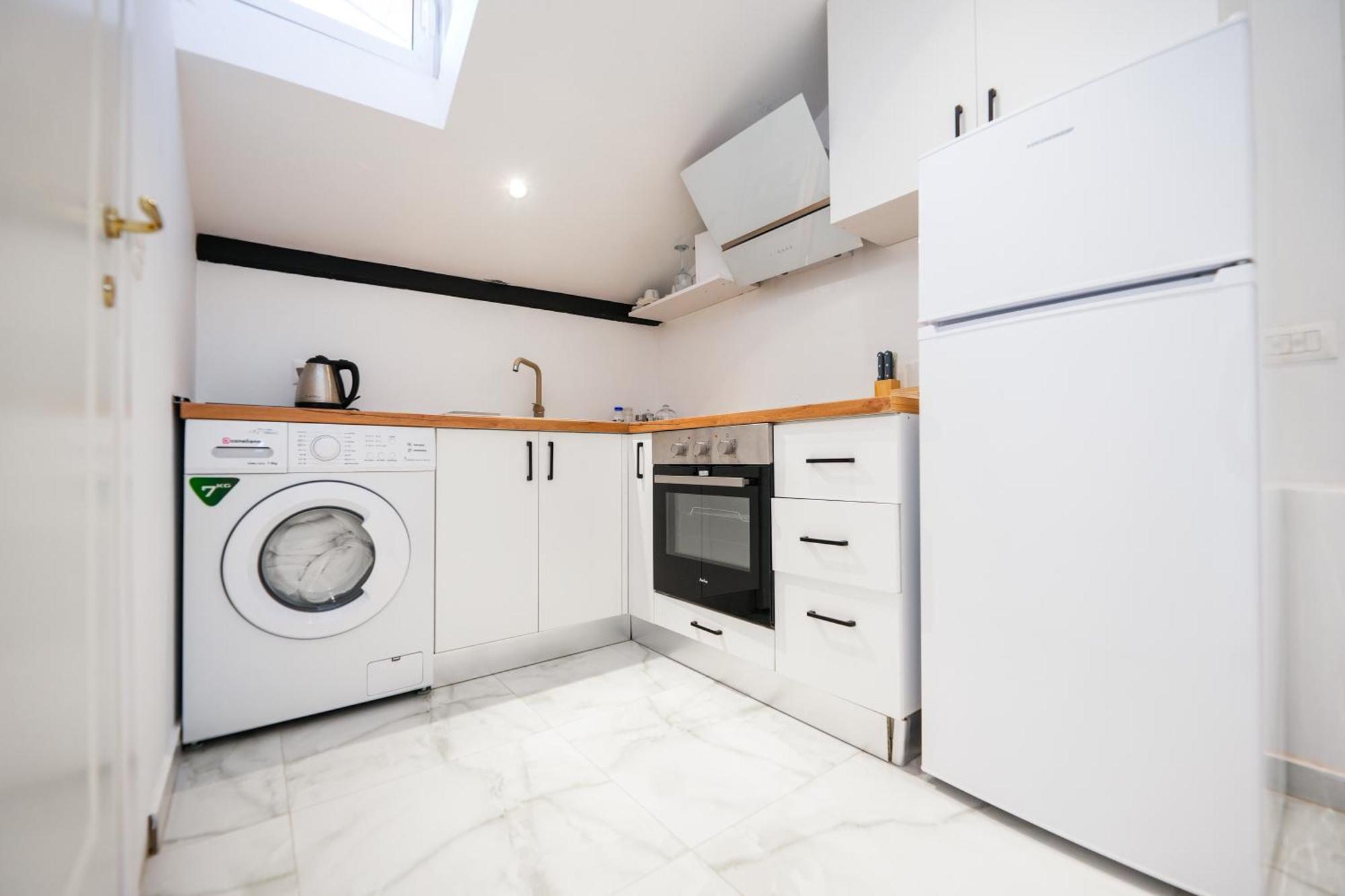 City Center Hideout - Studio Apartment Тирана Экстерьер фото